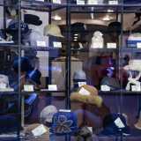 La vetrina posta all'ingresso rivela subito una miriade di accessori: a sinistra notiamo quelli da uomo, dai colori pi� scuri e a destra i pi� estrosi prodotti femminili